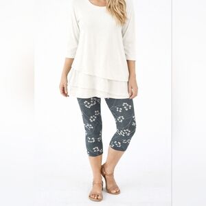 NWT Agnes & Dora Floral Gray & White Leggings sz S/M capri #71